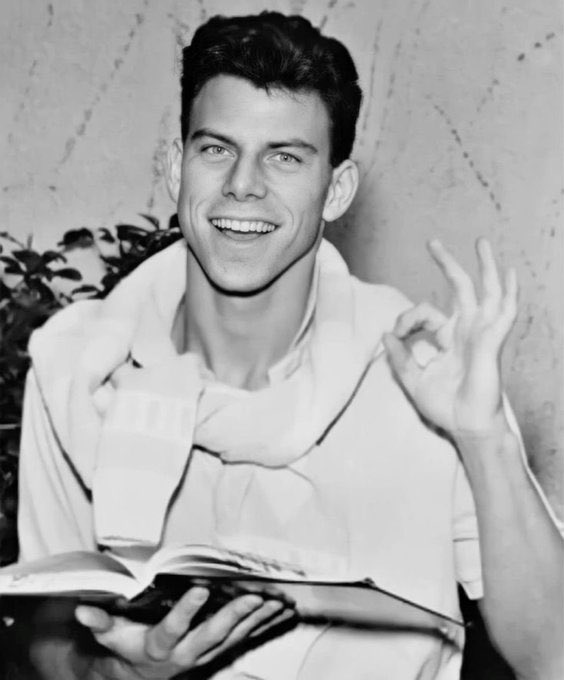 Erik menendez is a great fan of cinema, he wanted to be an actor and even a model. Here are some of his photos as a model.

#HappyBDayErik