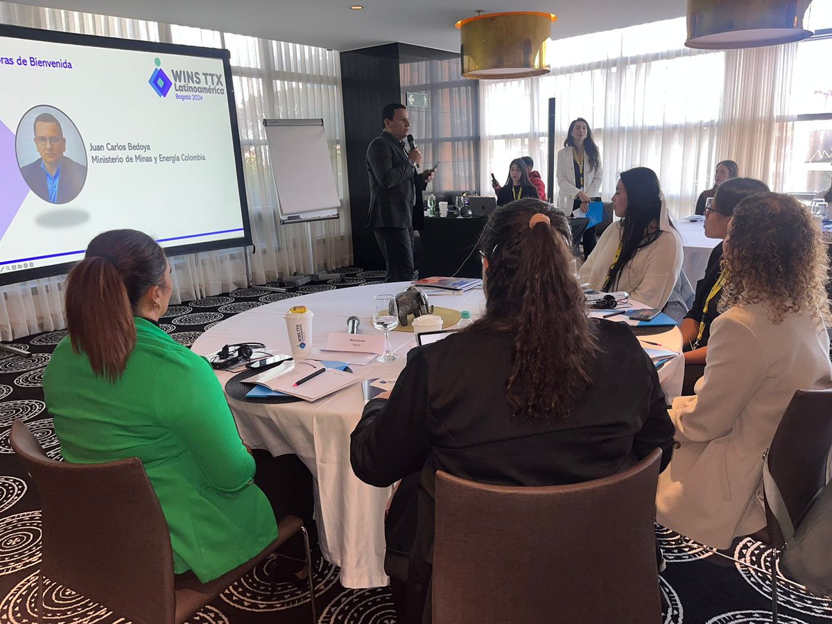 MinEnergiaCo's tweet photo. Nuestro jefe de Asuntos Regulatorios, @juanbedoya2005, dio apertura a la primera Mesa Regional de Seguridad Física organizada por WINS. Este evento contó con la participación de representantes mujeres de 9 países de Latinoamérica y el Caribe.

Allí se destacó el compromiso de nuestro Ministerio con la promoción de la equidad de género en el sector minero energético del país, a través de:
⚡La vinculación de mujeres en empleos directos, en cargos de decisión, en escenarios de participación comunitaria y en la cadena de valor del sector.
⚡El fomento de una cultura para la equidad de género en el sector.
⚡La articulación y coordinación de acciones diferenciadas para el sector, de manera interinstitucional e intersectorial.
⚡La prevención de las violencias contra las mujeres, tanto en la industria como en las comunidades de influencia.