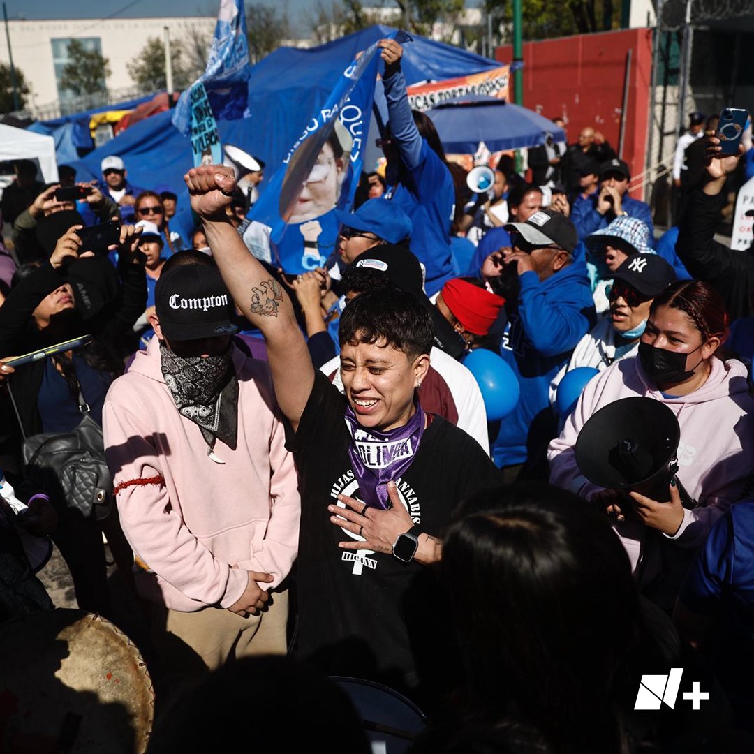 nmas's tweet photo. Estudiantes y activistas mexicanas se manifestaron este miércoles en la CDMX para promover el primer juicio en América Latina por violencia digital con uso de Inteligencia Artificial, que se perfila a convertirse en la primera sentencia de este tipo en el mundo.

Decenas de inconformes se reunieron desde esta mañana en la entrada del Reclusorio Oriente, para estar presentes en el juicio de Diego 'N', estudiante que fue denunciado por ocho de sus compañeras por alterar sus fotografías con fines de explotación sexual; sin embargo, la diligencia fue aplazada para el próximo 4 de diciembre.

 Fotos: EFE