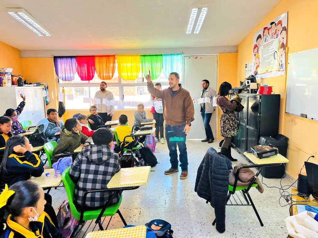SecretariadoGEM's tweet photo. Con el objetivo de fortalecer habilidades para la vida encaminadas a la prevención del maltrato animal, personal del Centro de Prevención del Delito asistió a la escuela primaria Lic. Adolfo López Mateos, ubicada en #Metepec, para aplicar el Taller de Prevención del Maltrato Animal, así como para realizar la evaluación diagnóstica del mismo. Mediante las cuales las y los participantes podrán fortalecer su sentido de empatía, responsabilidad, cuidado y compromiso hacia el bienestar de los animales. #ElPoderDeServir