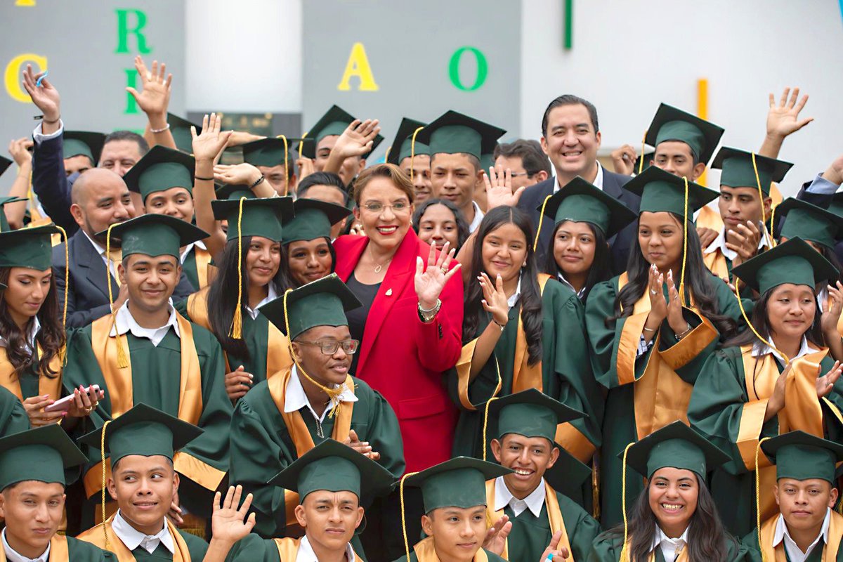 GobiernoHN's tweet photo. 🎓La Presidenta @XiomaraCastroZ participó hoy en la graduación de la primera promoción de nuevos bachilleratos técnicos agrícolas del #SCITA, destacando el esfuerzo de su Gobierno con la transformación del sistema educativo y agrícola del país.🌱📚
Sigue hilo 👇🏼 https://t.co/ag8KAv8Wm4