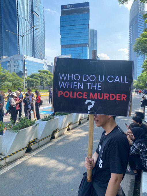 BaimLBS's tweet photo. @Jateng_Twit Kalaupun diharuskan menembak karna tawuran, apa harus pluru tajam? Ada peluru hampa, ada pluru karet, ada tear gas
Dan yg jd korban msh anak sekolah, bkn kriminal org dewasa yg sedang menyandera sseorang
Oo come on https://t.co/fweGkbL3gy