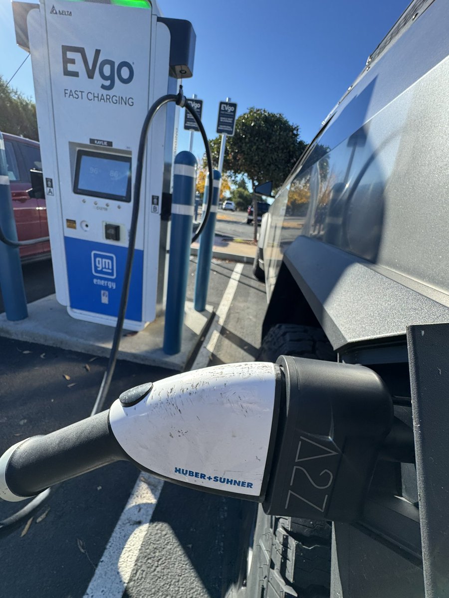 SeasonedTech's tweet image. Hi EVgo: $1/kWh?! Session fee?!? 🤔 

Charged 8.76 kWh for $8.53—almost double Tesla Supercharger rates! Charging should be affordable to keep EVs accessible for everyone.

#EVCharging #EVgo #CybertruckCharging #TeslaCharging