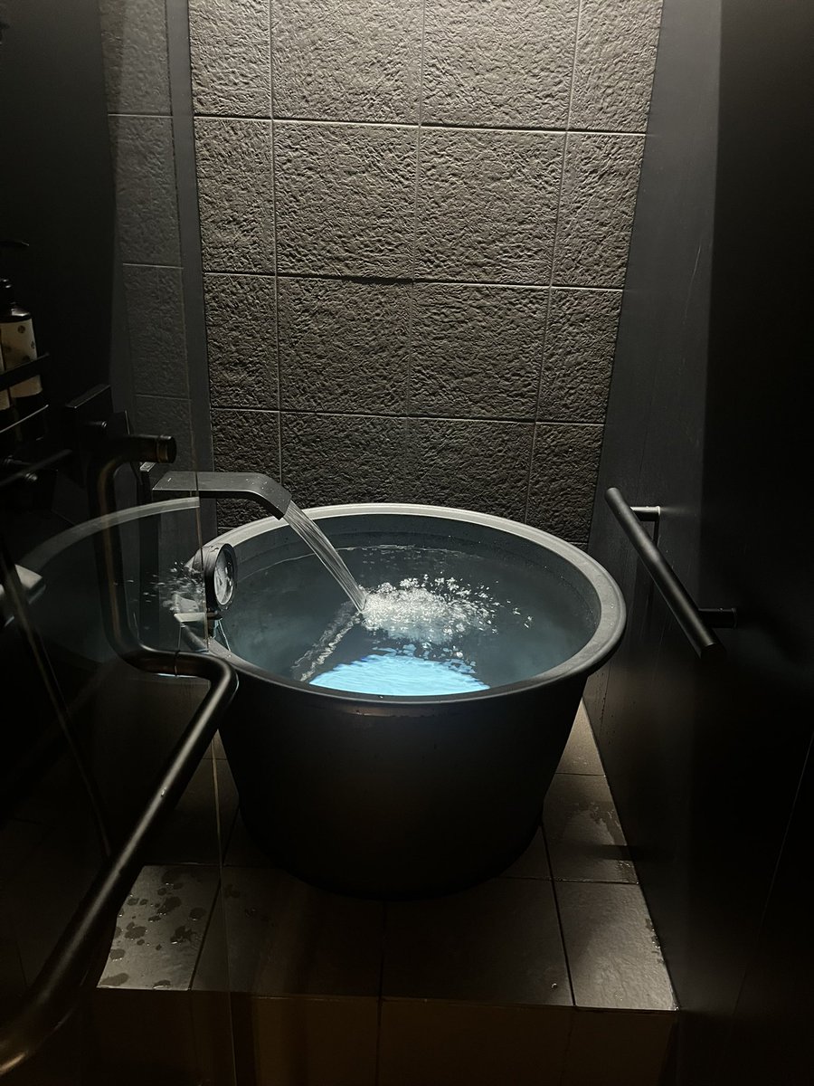 kp4_pnk's tweet photo. 最近の個室🧖‍♀️
#RED°E-SAUNAUENO

好きなアロマが選べて
本日はミント🌿をチョイス

🛀水風呂入れるのありがたい。。

サ室の窓からTVみれるので
TVっ子はABEMA見ながら
たっぷり💦流してガツガツ90分🔥

ちな
初回はとっても🉐に入れま🫶

〆はアメ横DE立ち🍻🪜
昼から煮込みと海鮮で最。。。幸🤤 https://t.co/DeDH1ic1a9