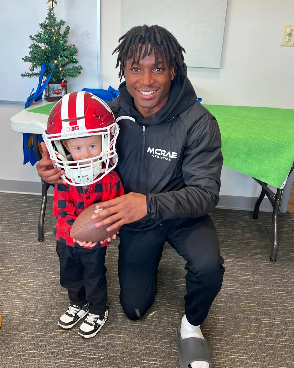 NewHope_Shelter's tweet photo. Happy Thanksgiving, friends! We are especially thankful to @DAngeloPondss, #5 for @IndianaFootball, who stopped by this week to deliver groceries so every family could have Thanksgiving dinner with all the trimmings. Thank you, D'Angelo, and go Hoosiers! #iufb https://t.co/I6dH9hT09k