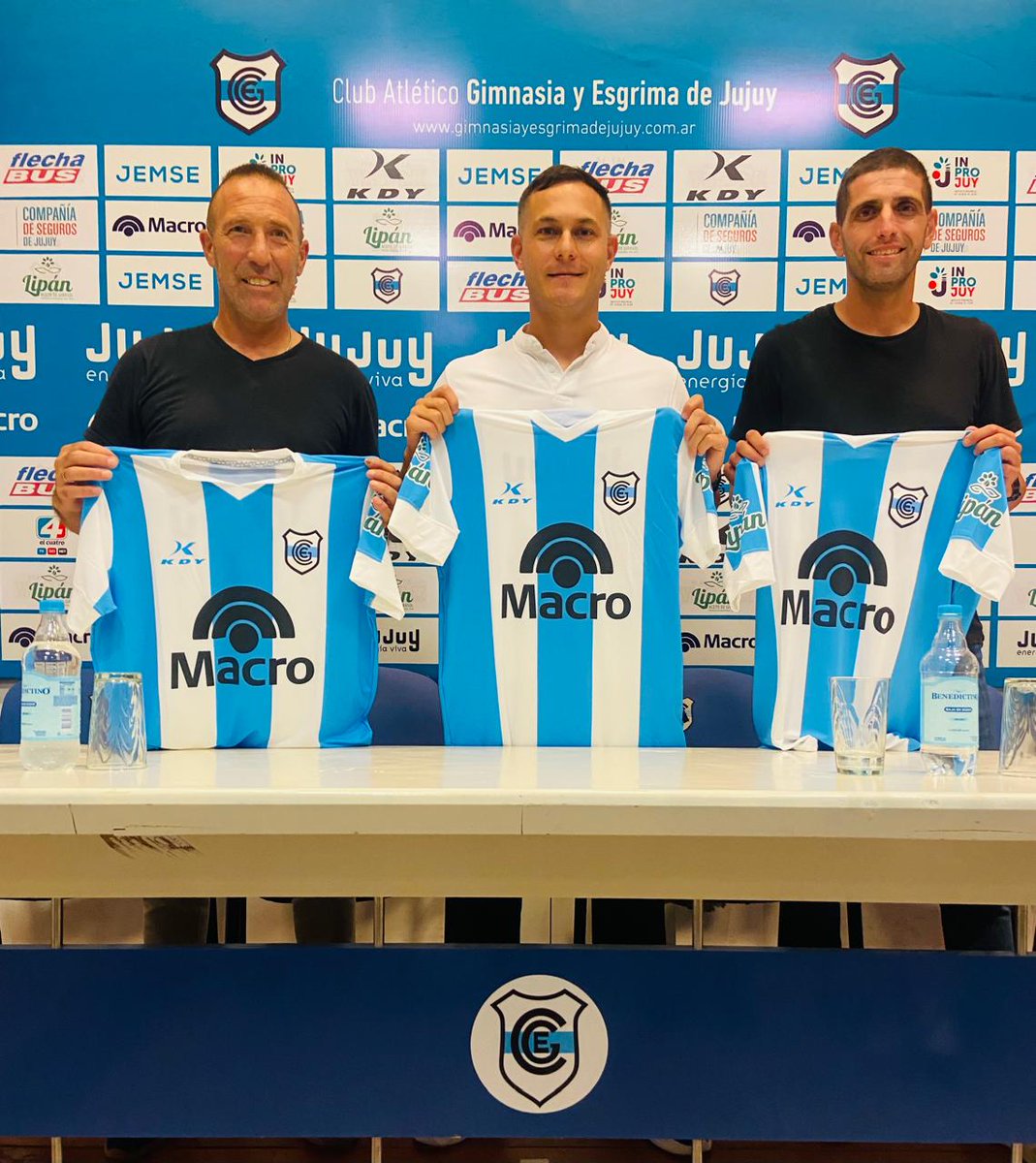 saorsini74's tweet photo. Por un lugar en la historia de @OficialGyEJujuy vamos por un 2025 🐺🐺🐺 https://t.co/3By0E8gKbk