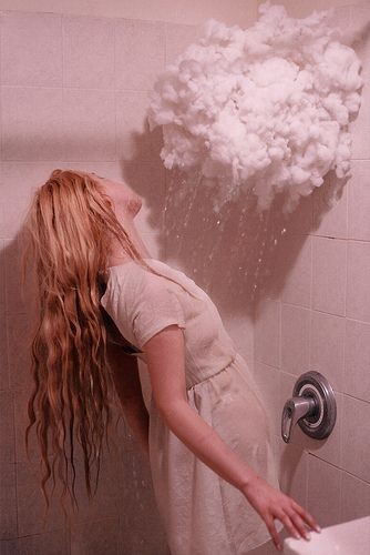 "Je veux un cœur qui réponde aux normes du mien,
Qui s’égare sans ses ailes au creux de mes mains.
Ce que j’honore, c’est un cri que le monde détient,
C'est cette force en pleine nuit qui jaillit au matin. "

📸 [Photographie de Lissy Elle Laricchia ©]