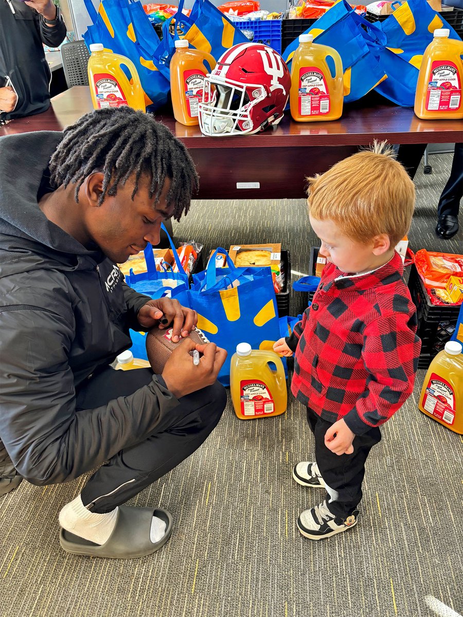 NewHope_Shelter's tweet photo. Happy Thanksgiving, friends! We are especially thankful to @DAngeloPondss, #5 for @IndianaFootball, who stopped by this week to deliver groceries so every family could have Thanksgiving dinner with all the trimmings. Thank you, D'Angelo, and go Hoosiers! #iufb https://t.co/I6dH9hT09k