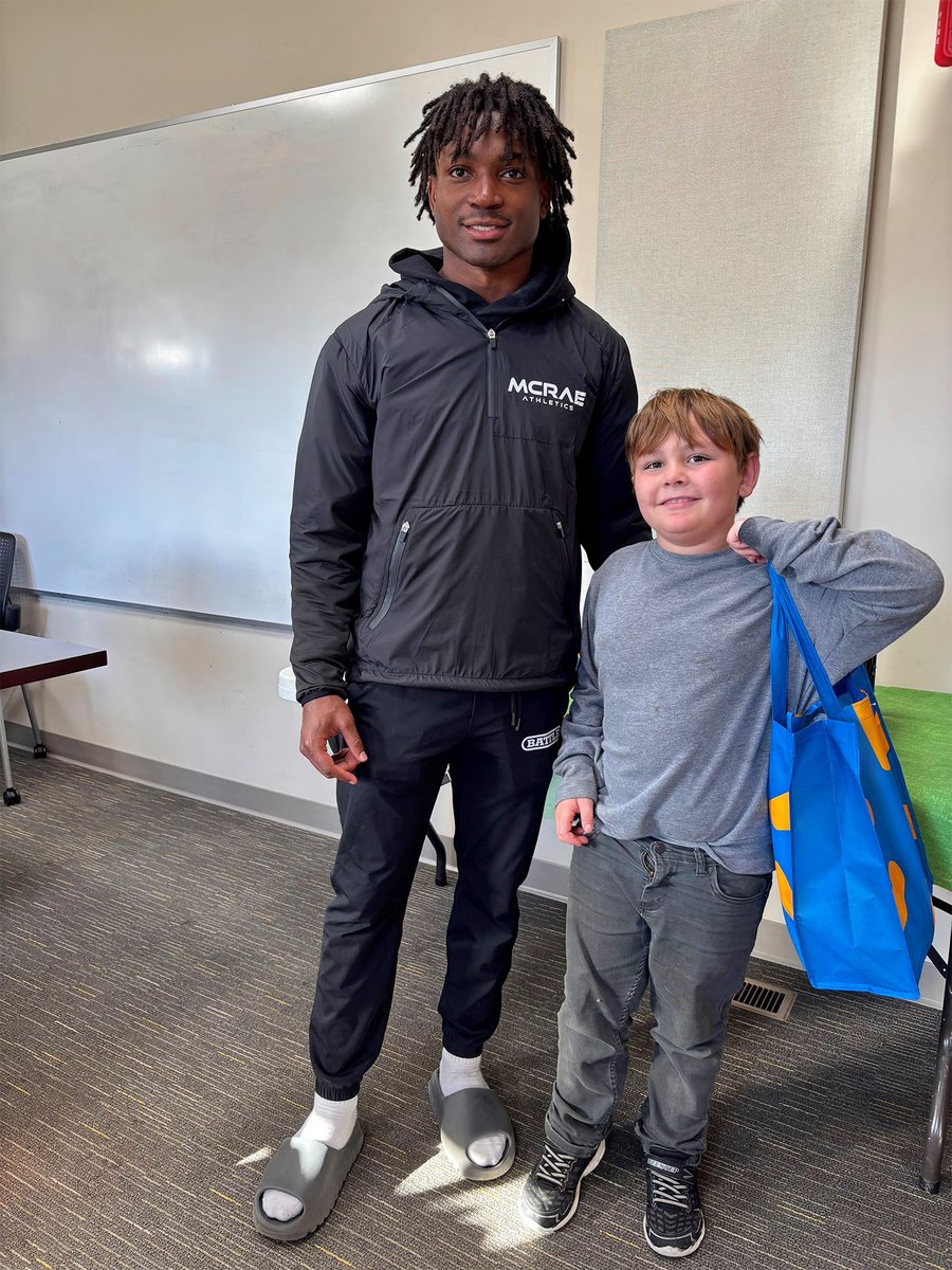 Happy Thanksgiving, friends! We are especially thankful to @DAngeloPondss, #5 for <a href="/IndianaFootball/">Indiana Football</a>, who stopped by this week to deliver groceries so every family could have Thanksgiving dinner with all the trimmings. Thank you, D'Angelo, and go Hoosiers! #iufb