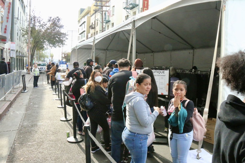 knxpete's tweet photo. #HomelessThanksgiving thousands attend care festival put together by #LAMission, getting Turkey Dinner, essential item gift bags, clothing. Estimated SEVEN TONS of food will be served up to homeless and Food Insecure through Friday night. @knxnews https://t.co/d0iHHuGTic