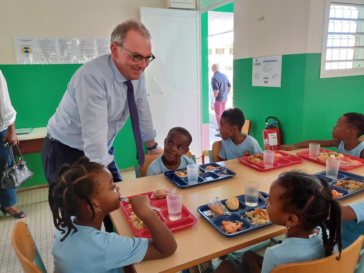 Prefet971's tweet photo. #visitecommunale
Le préfet de Guadeloupe a signé hier le COROM de la ville de Pointe-Noire qui s'engage à  réduire ses frais &amp; ses dettes fournisseurs, à repenser son organisation interne et respecter un programme pluriannuel d'investissements.
@PointeNoire116 #Guadeloupe #drfip https://t.co/SfzVVHjhqS