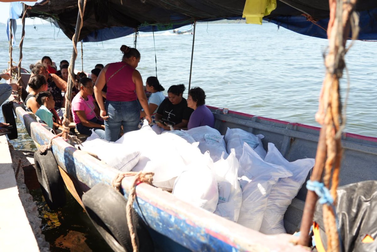 LuisSolizHN's tweet photo. Por instrucciones de la Presidenta @XiomaraCastroZ, hemos llevado ayuda humanitaria a 85 familias de 6 comunidades pesqueras del municipio de Amapala, Valle: Gualorita, Las Pelonas, Playa Negra, Playa Grande, Exposición e Inglesera.

Gracias a la coordinación interinstitucional con @FFAAHN, @Sedesolhn e @ICFHonduras entregamos un total de 8,500 libras de alimentos para garantizar el bienestar de las familias afectadas.

El Gobierno de la República continúa trabajando sin descanso para atender a las comunidades que más lo necesitan. ¡Xiomara sí cumple!