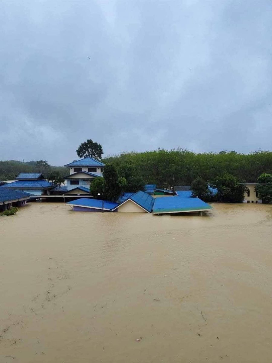 เจอคลิปหนึ่งใน ตต พี่เขาบอกว่าน้ำท่วมภาคใต้คือเงียบมาก (เงียบจริง) แล้วอ่านคอมเม้น มีแต่คนบอกว่า ก็เพราะเป็น3จังหวัดไง 
คืออยากรู้ว่าหลายๆคนมอง3จังหวัดยังไง เฮ้วววว พวกเขาก็เป็นคนและเป็นคนไทยด้วยกัน 
พวกเขาต้องการความช่วยเหลือ 

#น้ําท่วมภาคใต้