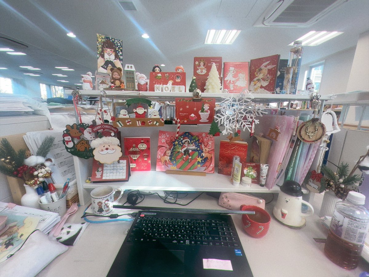 Goonsou's tweet photo. Tired but committed to Christmas 🎄✨

My desk at work! https://t.co/iKAaoV5erA