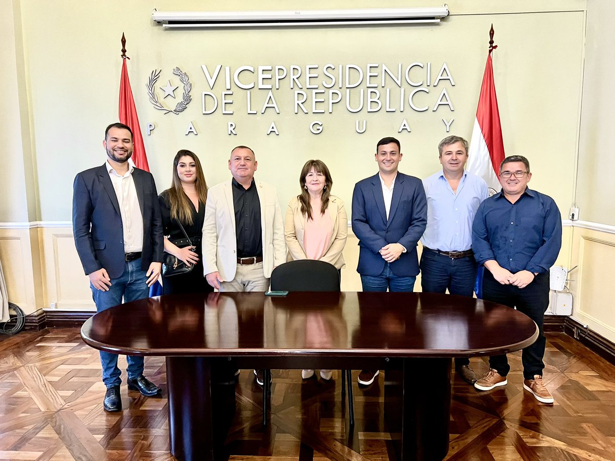 JaimeRecald3's tweet photo. En compañía del Sr Gobernador y directivos de la ANDE de Ñeembucu visitamos al vicepresidente Pedro Alliana, manifestamos las inversiones en materia de energía eléctrica a futuro que pueden realizase para garantizar un servicio cada vez mejor para todos los Ñeembuqueños! https://t.co/Y7vomhyoJr