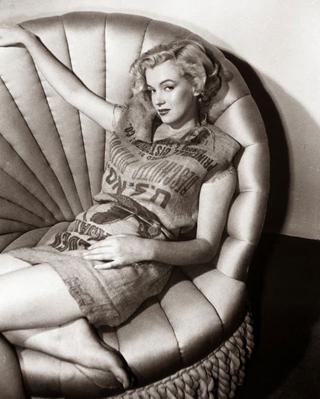 In 1952, the press criticized Marilyn Monroe on her red dress stating that she looked like she was in a potato sack. A few days later, she responded with the photo below.