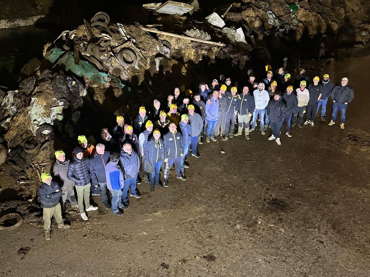 coordinationrur's tweet photo. 🔴 Plus de 24h de blocage de Danone dans le Gers
Bravo à tous !!! 💪 “Le courage d'enchaîner 4 jours la semaine dernière, et 2 ce début de semaine, le courage d aller affronter un géant de l'agro-industrie, le courage de tenir jusqu'au bout. La tête haute et fier de ne pas rentrer sans rien, la tête haute et fier d'avoir tenu le rythme sans relâche et sans baisser les bras, la tête haute d'avoir mené ces actions jusqu'au bout.” - A LIRE SUR LA PAGE FACEBOOK DU GERS : https://t.co/LSQFLXmqpS
La solidarité paysanne vaincra 🟡⚫️
#CoordinationRurale #AgriculteursEnColère #AgricultureEnDanger #CriseAgricole  #AgricultureFrançaise #UrgenceAgricole #CR #bonsenspaysan #levoteutile #NONauMERCOSUR