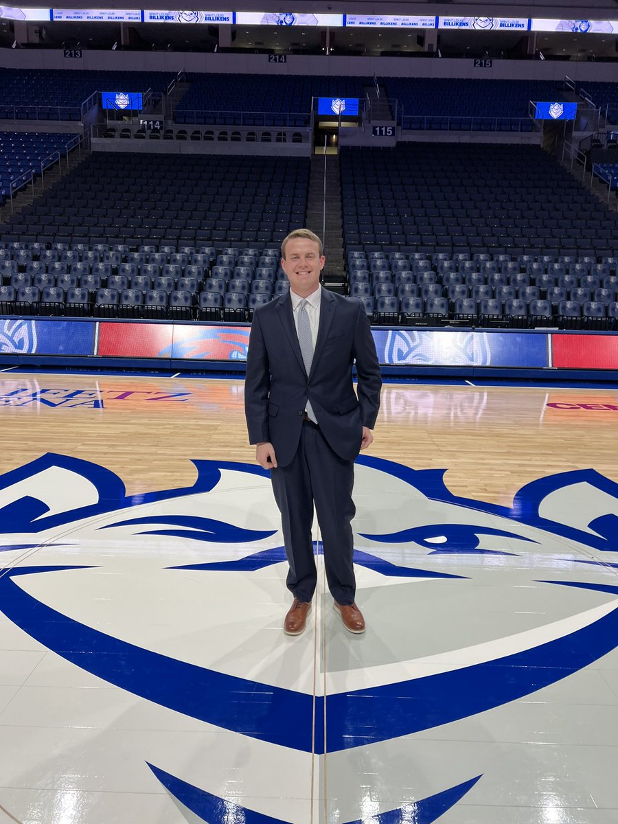 MattClarkPXP's tweet photo. 🎧Back in 2015, I sat in with @SammyLev on a college basketball broadcast for SIUE. I remember that being the day I wanted to be a sports broadcaster.

I know my younger self would be so proud today. Excited to call for St. Louis and UMass Lowell tonight!

🏀7:00 tip on ESPN+! https://t.co/FmX5VOjDl3