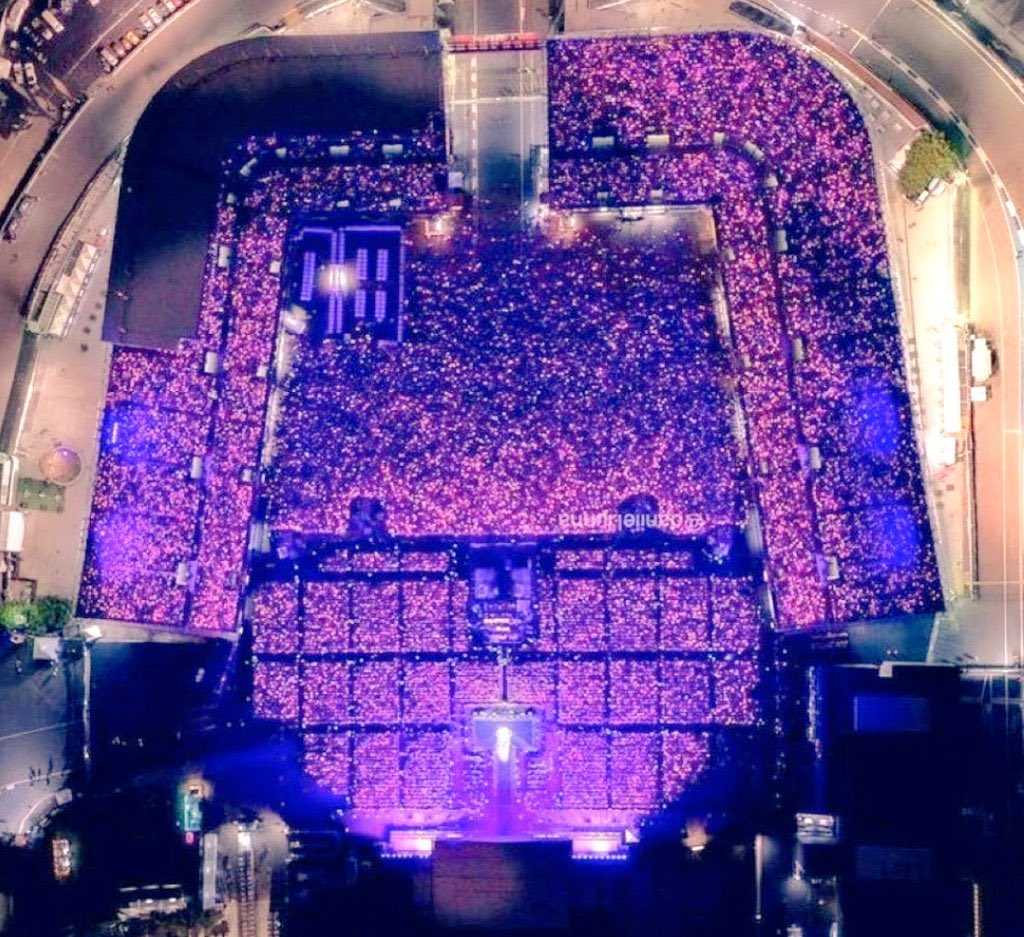 kbgmedia's tweet image. #StrayKids have achieved an impressive milestone by completely selling out two consecutive shows at Estadio GNP Seguros in Mexico. With this remarkable accomplishment, they have become the first male K-pop act to do so