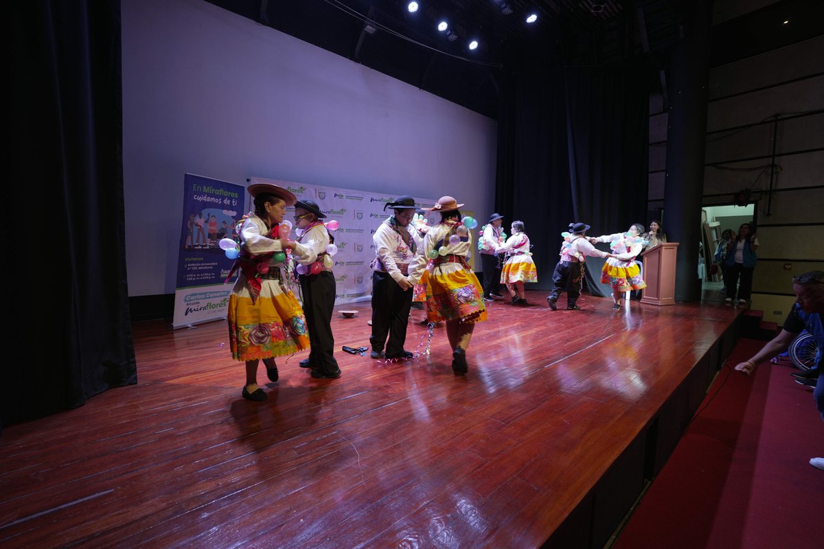 MancoLimaCen's tweet photo. La Festidanza OMAPED reunió a los distritos de la Mancomunidad Lima Centro para celebrar la inclusión, el talento y la cultura a través de la danza. ¡Gracias por la participación y apoyo a este hermoso evento! 💃🕺✨
#MMLC #OMAPED #cultura #Inclusion https://t.co/N4VTUdHhK4