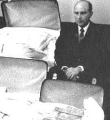 New York Oct. 1960.  El embajador guatemalteco en Bélgica es presentado a la prensa tras ser capturado intentando ingresar 100 libras de heroína a EEUU, el funcionario era parte del caso conocido como "Conexión Francesa".