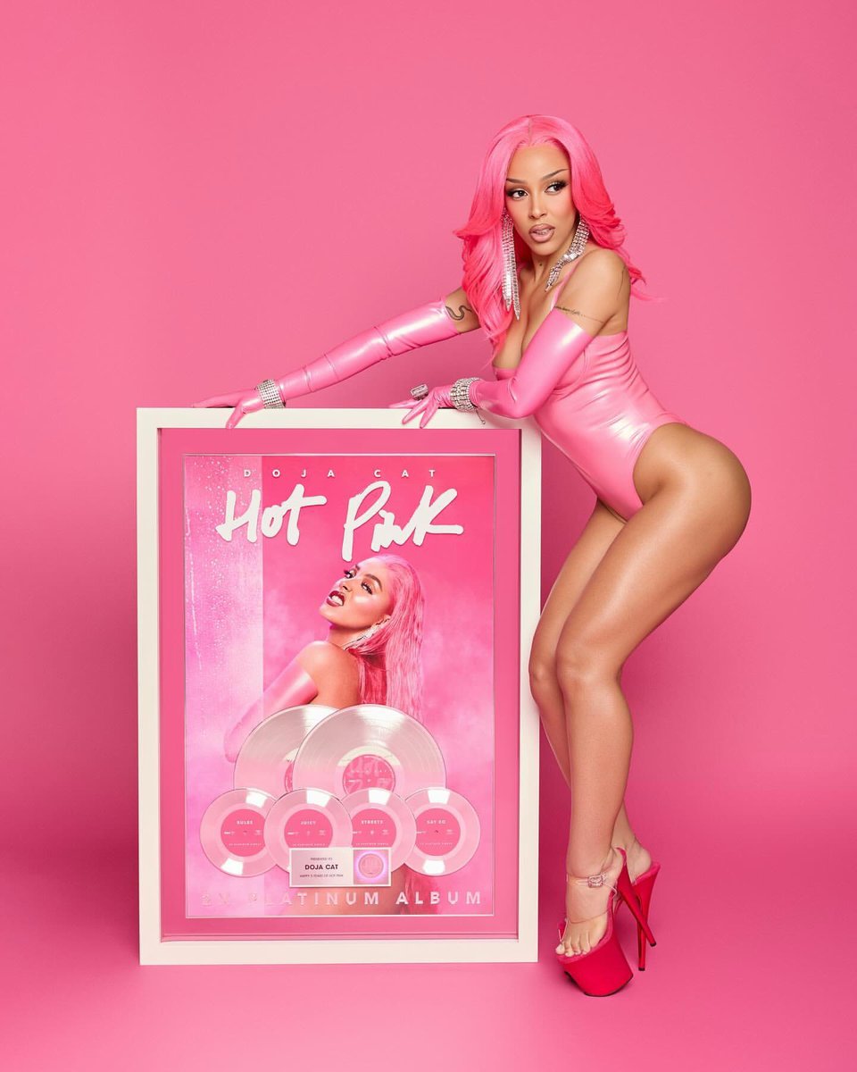 DojaHQs's tweet photo. .@DojaCat in new photos celebrating the anniversary of her album “Hot Pink.” https://t.co/fuaITodbXb