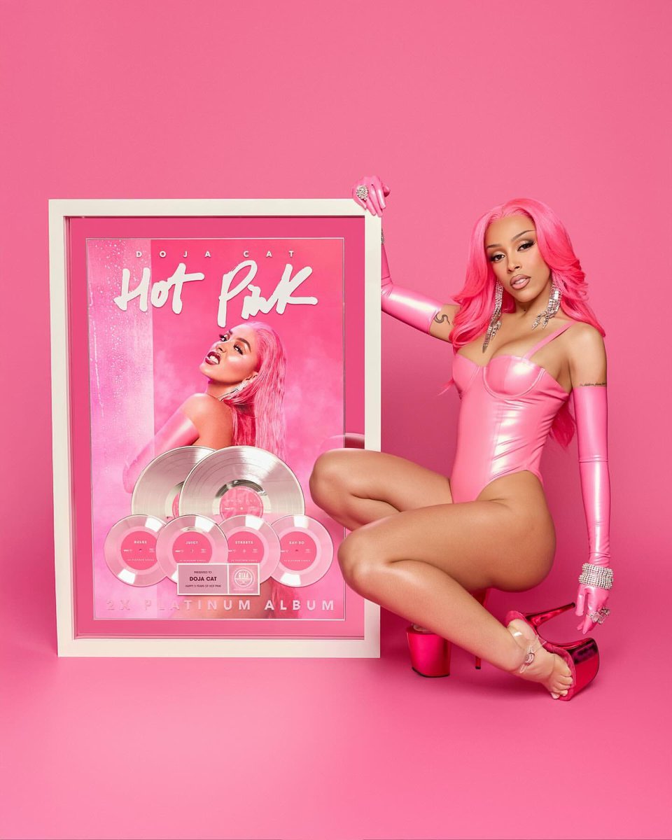 DojaHQs's tweet photo. .@DojaCat in new photos celebrating the anniversary of her album “Hot Pink.” https://t.co/fuaITodbXb