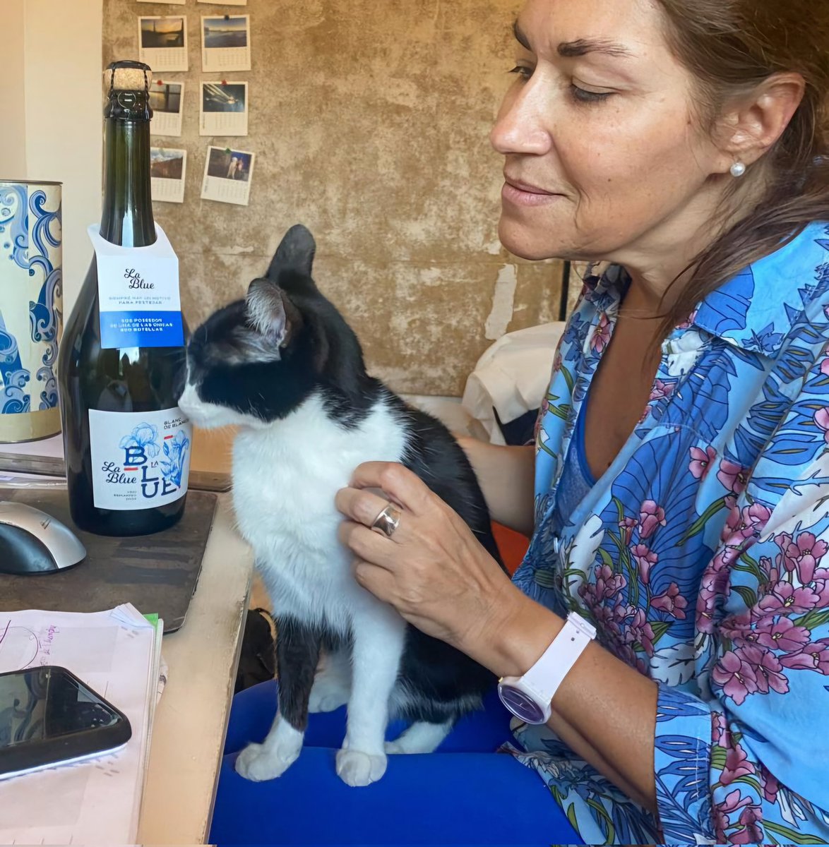 LaBluevinos's tweet photo. Vas a casa de @Eugeoptimista por unas fotos y alguien inspecciona  tu espumoso. Dice que quedó muyyyy rico #lablue https://t.co/4Jc1AiQCVf