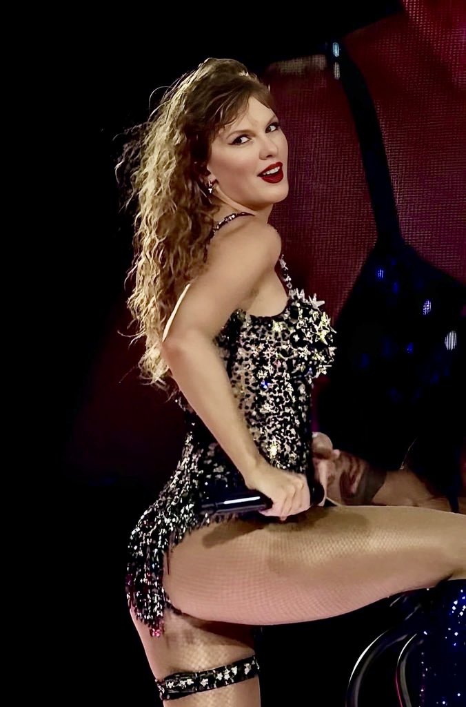 besttofswift's tweet photo. this photo made me believe god is a woman https://t.co/I2lLvp5tsG