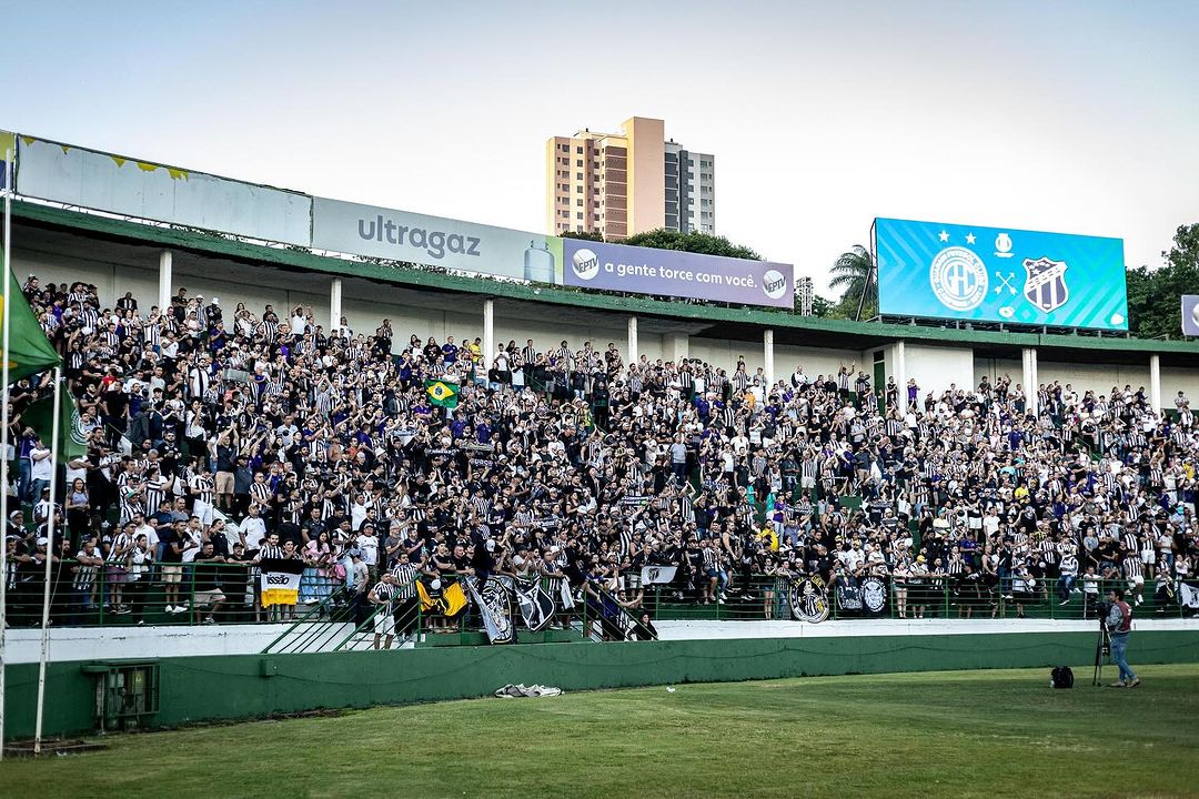 OCantoOficial's tweet photo. Torcida do Ceará de visitante no Brinco de Ouro no jogo contra o Guarani, no último domingo, pela última rodada da Série B - onde o Vozão garantiu seu retorno à Série A! Parabéns ao clube e à torcida! https://t.co/zYViNFXKnv