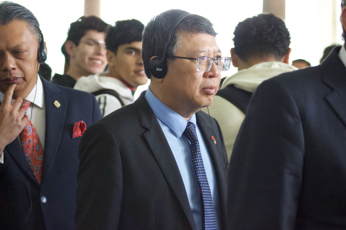 Bajo el liderazgo del Mtro. Antonio de la Torre y la coor. del Mtro. José Martínez, la Facultad de Lenguas participó en UNIFEST 2024, gracias a la interpretación simultánea de español a inglés realizada por Viviana Contreras, Arturo Nevárez, Alexia Chávez y Regina Rosales. #UJED