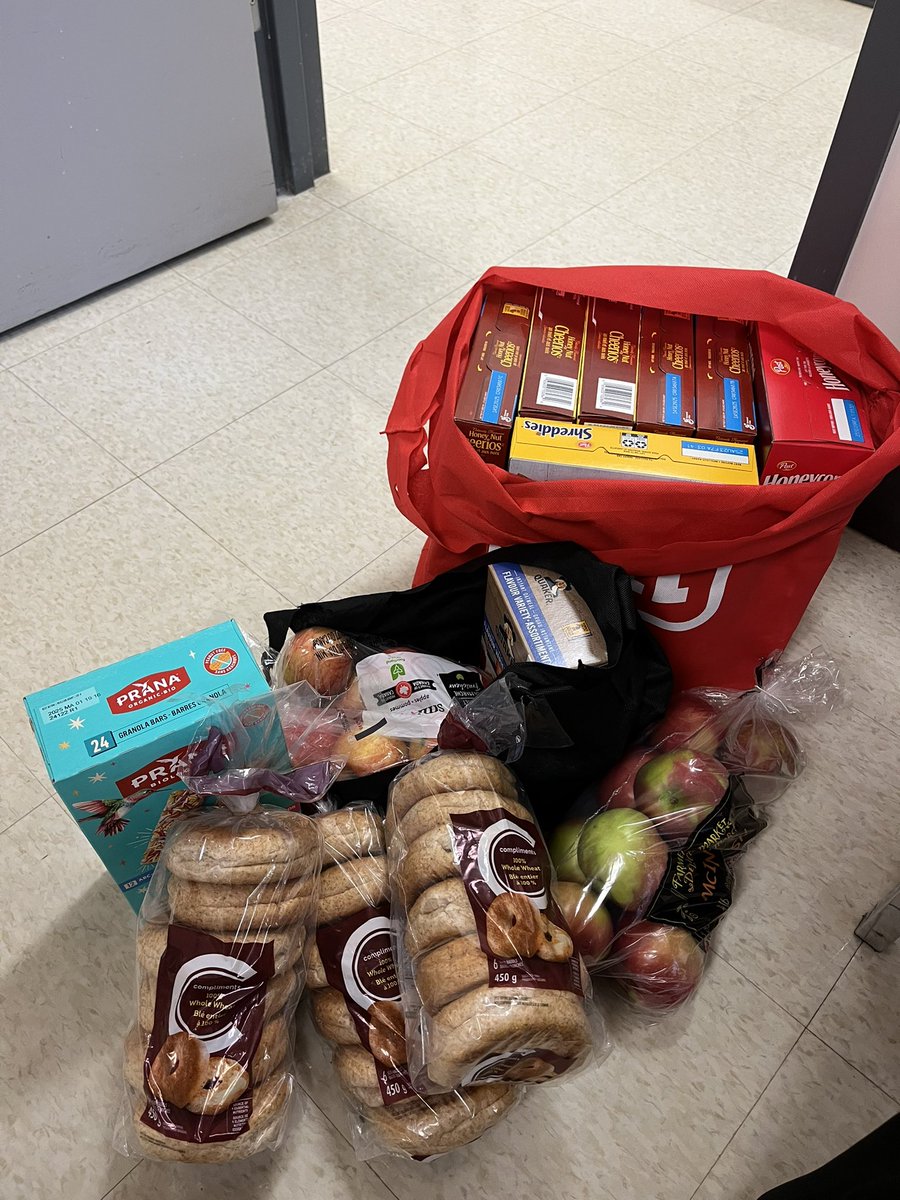 margaret_ps's tweet image. 🍎🍌Thank you to a generous community member who donated food to our breakfast program! Appreciation to @mrshickey12 class for advertising our food drive! #MargaretProud #generous #breakfastprogram 🥣🥯