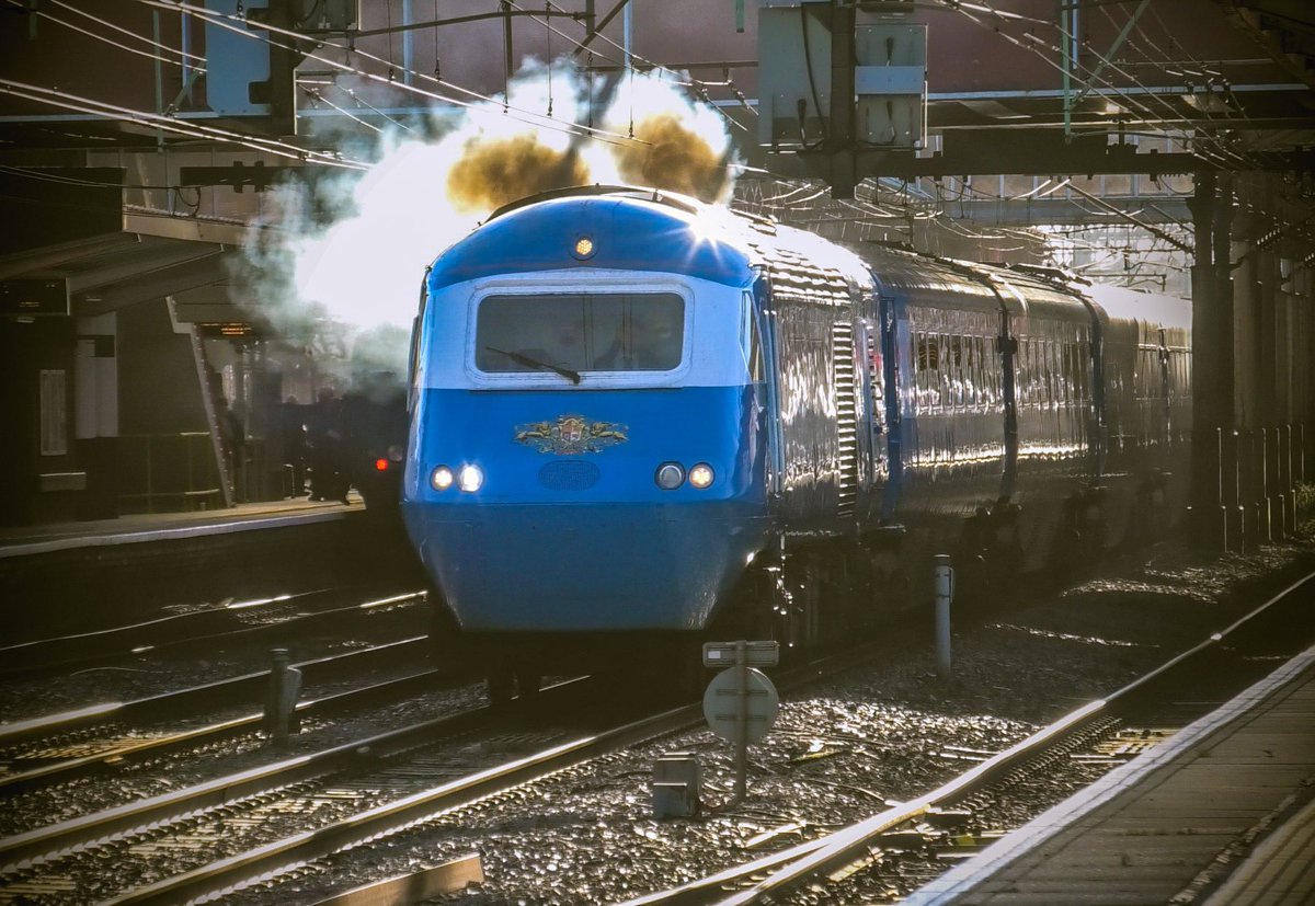 SydneyBridgeTMD's tweet photo. Shift 3/4 β
No photo from today so hereβs one from yesterday 43055 leading the Midland Pullman ECS working 5Z47 from Crewe H.S to Doncaster West Yard before it failed and the stock ran back to base from Sandbach 26/11/24 #Class43 #HST #BluePullman #RailwayPhotography #TrainPhotography #Crewe #LSL