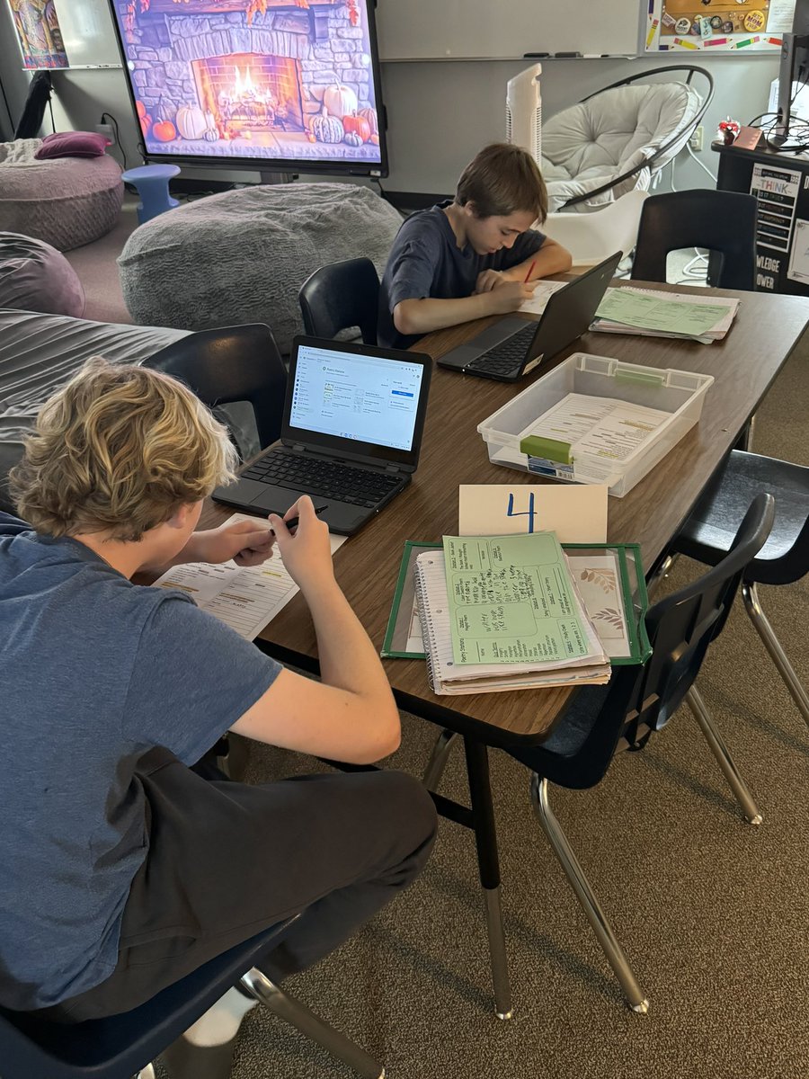 Poetry unit stations in 7th ELA = creativity with student choice, deeper learning, small group growth and engagement the day before Thanksgiving break! 🙌
#SoaringToSuccess💙🦅💛