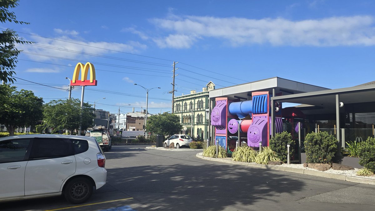 Australian dreams itu kek upgrade nya American dreams, versi gaji lebi tinggi dan kualitas hidup lebih unggul

Tadi pas gw jalan2 lewat McD, tiba2 disapa ama bapak2 OB yg lagi ngelap lampu depan McD.

"Phillipinos?"
"Indonesian, sir"
"Asal mana, PR?"

Cuk wong indo moro2