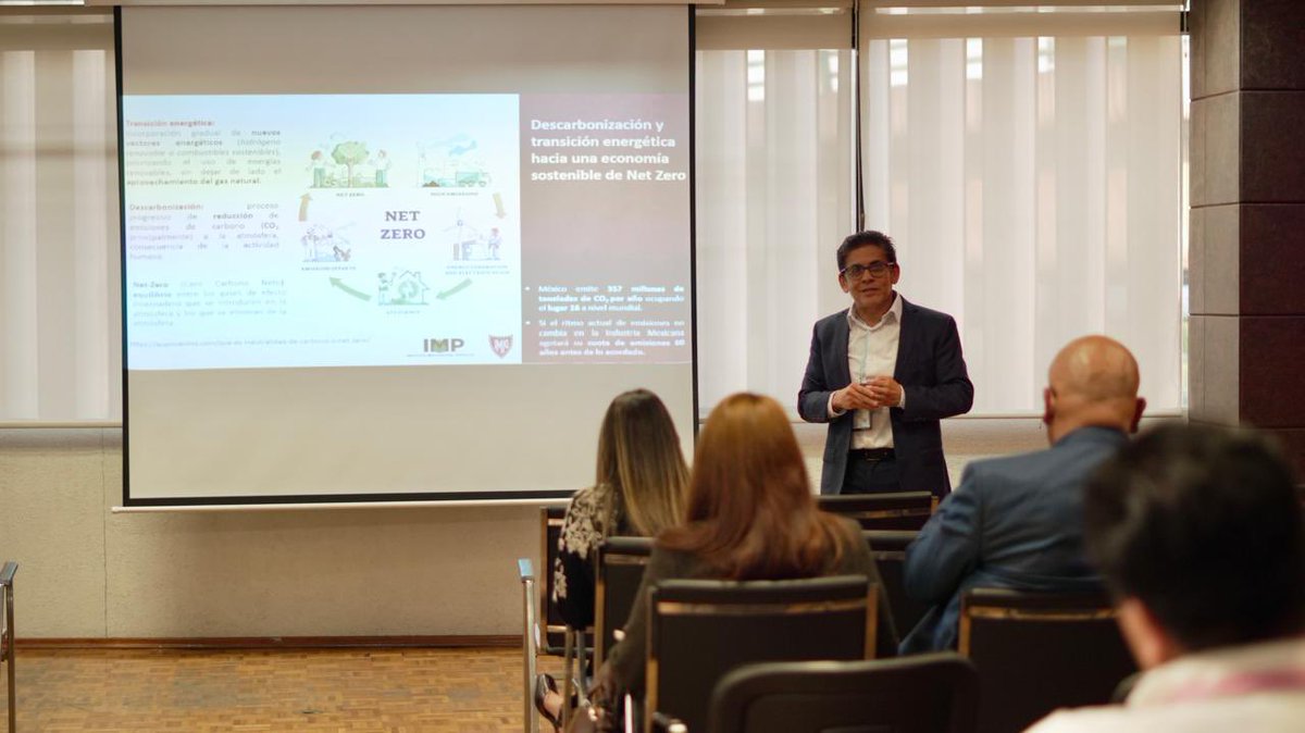 IMPetroleo's tweet photo. El Dr. José Antonio Toledo presenta estrategias para la transición de hidrógeno gris a azul en el Sistema Nacional de Refinación, incluyendo nuevas tecnologías como catalizadores probados en plantas piloto del IMP. #ConvencionNacional #IMIQ https://t.co/it7cHi5SZy