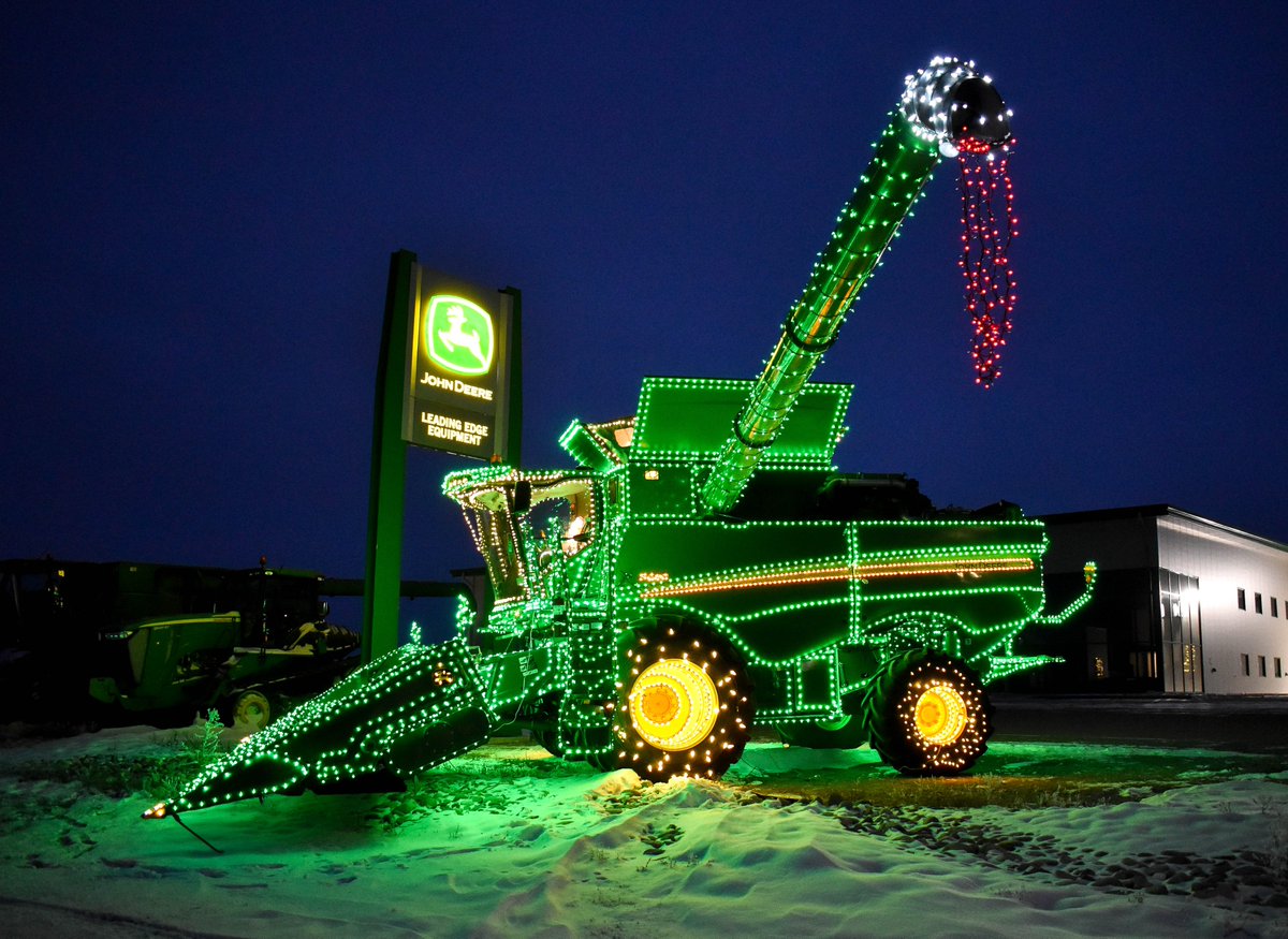 LeadingEdgeEq's tweet image. 🎄🦌🎅 Our Michigan Service team always does an incredible job with our Christmas display, and this year is no exception! Their attention to detail is amazing. Check it out at our Michigan, ND location, right along Highway 2 throughout the holiday season!