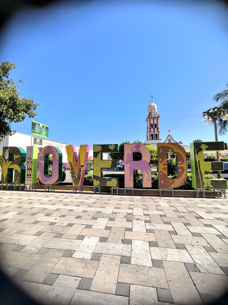 MissTmptn's tweet image. De pisa y corre 🏃🏻‍♀️ nos tocó andar hoy por #Rioverde 🧡

Me encanta #LaCapitalDelMundo 🤩