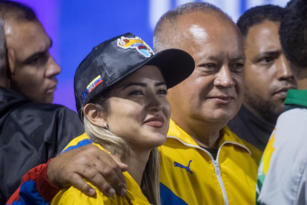 patriciajaniot's tweet photo. Que los aprieten donde más les duele. 
El Departamento del Tesoro incluyó en la lista de sanciones de la Oficina de Control de Activos Extranjeros (OFAC) a 21 integrantes del régimen chavista. 

Entre ellos, Daniella Cabello, la hija de Diosdado Cabello, actual ministro del Interior nombrado por Nicolás Maduro. El listado del Departamento del Tesoro incluye a líderes de organismos clave como la Guardia Nacional Bolivariana (GNB), la Policía Nacional Bolivariana (PNB), el Servicio Bolivariano de Inteligencia Nacional (Sebin), la Milicia Bolivariana y la Dirección General de Contrainteligencia Militar (DGCIM). 

Quienes aparecen en esta lista tienen bloqueado el derecho a tener propiedades o bienes en Estados Unidos y tampoco pueden realizar transacciones con entidades estadounidenses. 
Ahora, que sigan con los testaferros alrededor del mundo.
#Venezuela 

https://t.co/FyMMRCwXRP