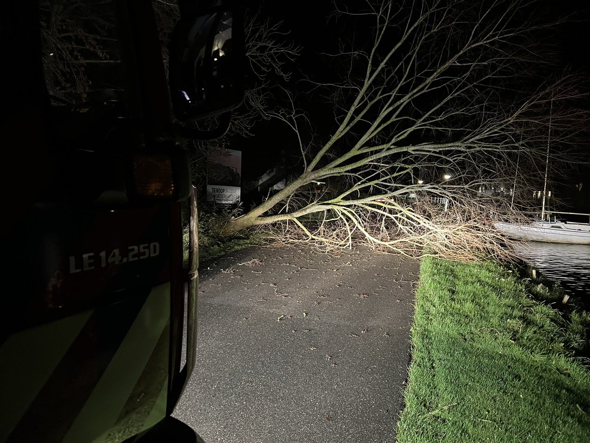112 melding Stormschade: Boom over de weg op het Tsjamkedykje in Balk