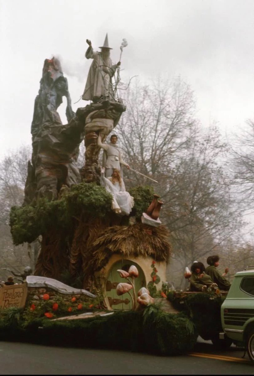 1978 LOTR Thanksgiving Day Parade including Gandalf, Aragorn, Galadriel and Hobbits.