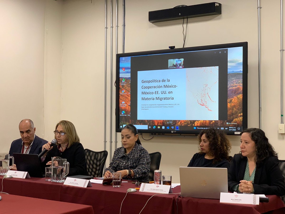 REMECID_oficial's tweet photo. @REMECID_oficial 
Estamos escuchando la ponencia de la Dra. Elizabeth Vargas quien nos visita  de la @udg_oficial  con un tema de coyuntura que nos lleva a repensar: La Geopolítica de la cooperación 🇲🇽Mexico- EE.UU 🇺🇸en materia migratoria.
@institutomora 
#Migration https://t.co/ySTDEGHldv