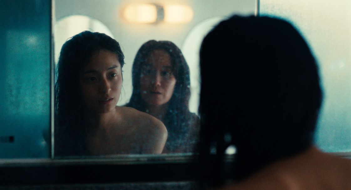 pherim's tweet image. 『ソクチョの冬』Hiver à Sokcho🇰🇷🇫🇷

里帰りして民宿で働く娘が、墨絵画家のフランス人旅客に惹かれて始まるひと冬の恋。🍲

画家が田舎の店で画材を口に含みながら選んだり、娘が不意に料理する場面が謎に良い。母子含め距離感が基調テーマで、日仏ハーフ監督が韓仏作家原作への共感語るQ&amp;amp;Aに納得。