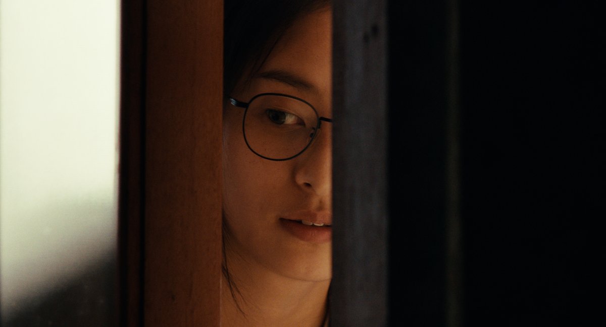 pherim's tweet image. 『ソクチョの冬』Hiver à Sokcho🇰🇷🇫🇷

里帰りして民宿で働く娘が、墨絵画家のフランス人旅客に惹かれて始まるひと冬の恋。🍲

画家が田舎の店で画材を口に含みながら選んだり、娘が不意に料理する場面が謎に良い。母子含め距離感が基調テーマで、日仏ハーフ監督が韓仏作家原作への共感語るQ&amp;amp;Aに納得。