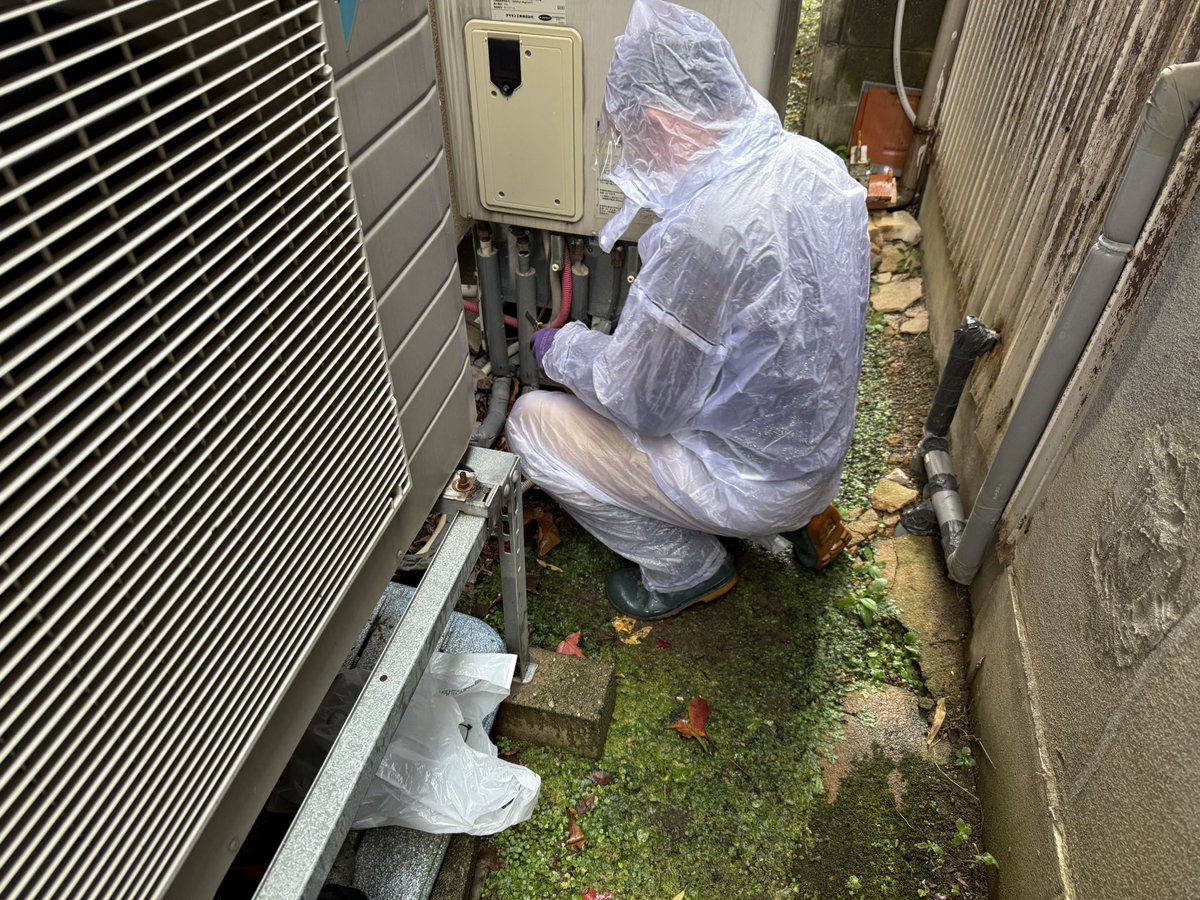cr_eguchi's tweet photo. エコキュートの配管修理中です
雨の中作業してくれている職人さんに感謝✨ https://t.co/eZkU7kFpZF