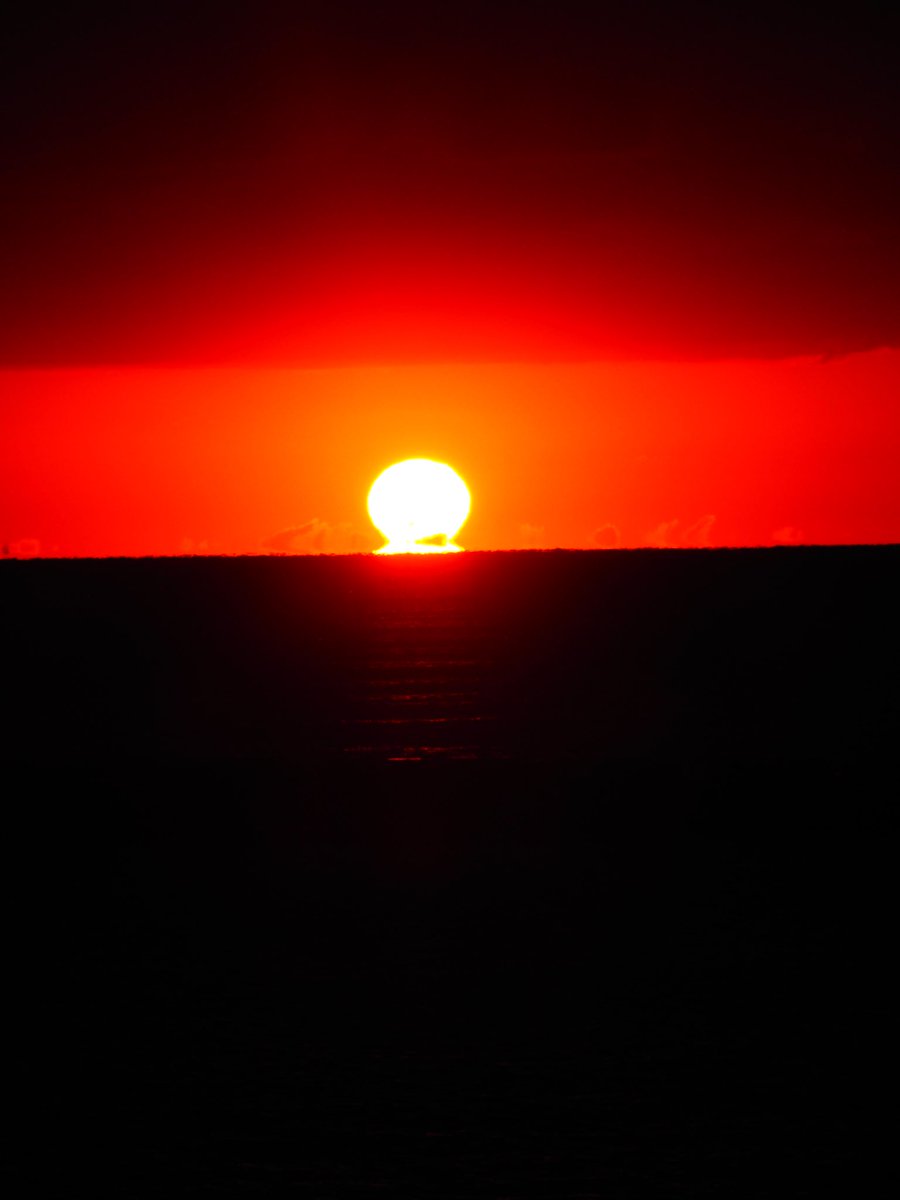 199_ryu's tweet photo. だるま夕日

コレ撮れてますか⁈

もっとだるま状になるものでしょうか⁈ https://t.co/mF9P8hheAC