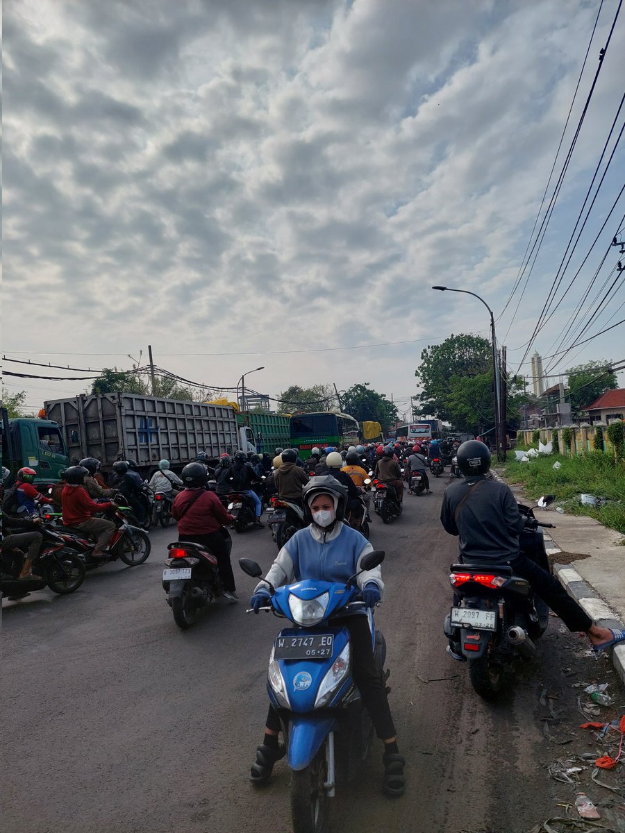 basunanda21's tweet photo. @e100ss 
Macet lagi dari arah gresik di jembatan sebelum terminal osowolangon
Ngeri kalo tiap hari gini https://t.co/A1RD8dVeoZ