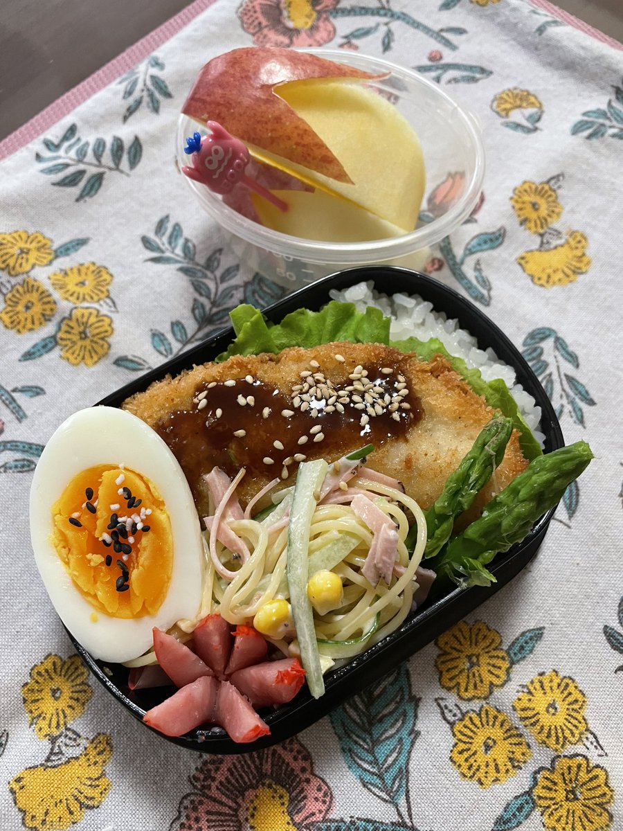 ONE_umui_densa's tweet photo. おはようございます
(((o(*ﾟ▽ﾟ*)o)))
今日のJK弁当- ̗̀𖤐
真あじフライヽ(°ワ°*)／
今日もいい日だ·͜·ᰔᩚ
 #お弁当記録 #お弁当作り #母弁 https://t.co/Qd5rqzbOEP