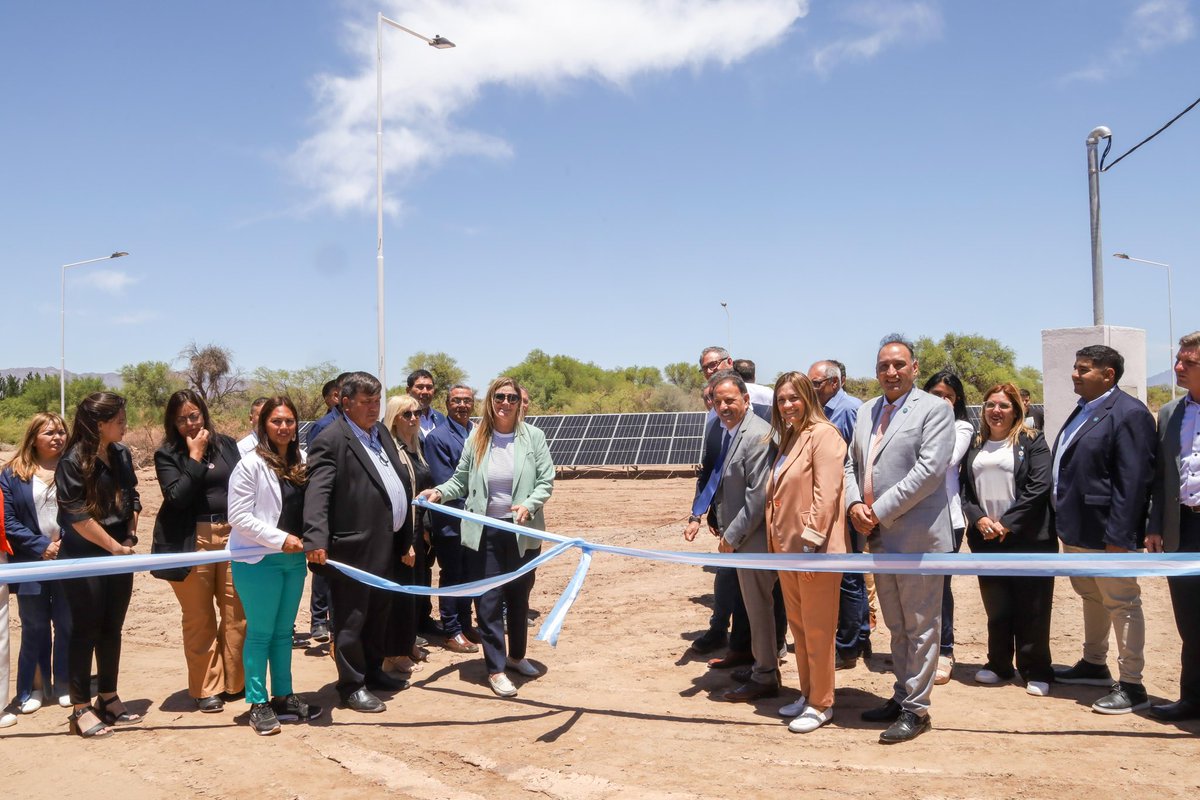jeroquintela's tweet photo. La inauguración del Parque Solar Fotovoltaico en Villa Castelli no solo impulsa la sostenibilidad, sino también la economía local. Genera empleo, reduce costos energéticos y posiciona a La Rioja como un referente en energías renovables.
#DesarrolloSustentable #EnergíasRenovables https://t.co/QSPf7C2D1s