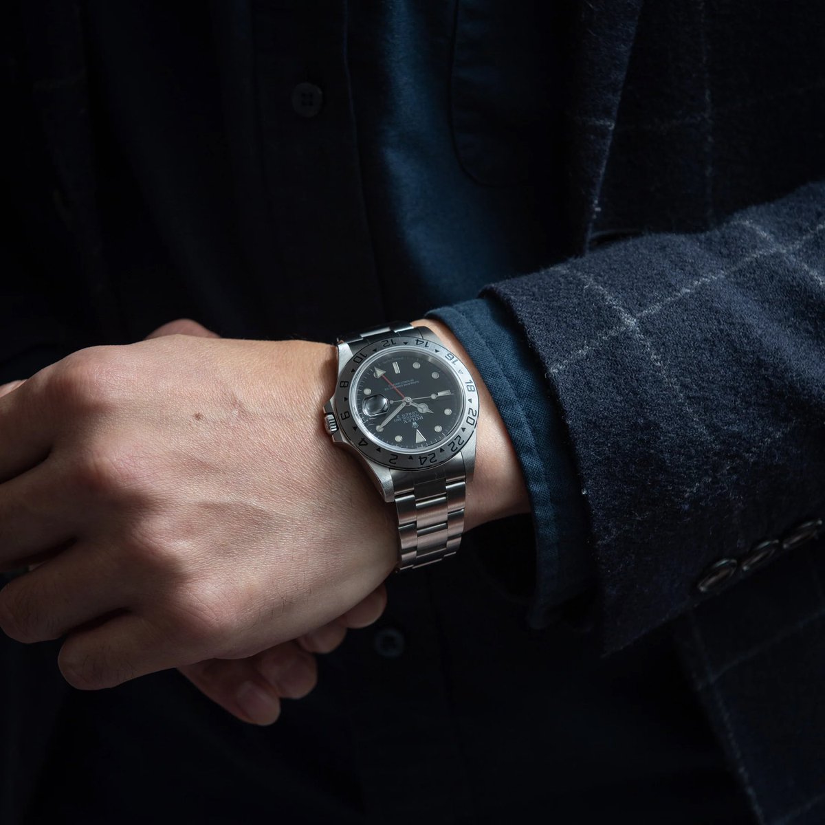 firekids1995's tweet image. 1997年製のロレックスエクスプローラーⅡです🔥🔥🔥

元々、洞窟探検家の為に造られたモデルで暗い洞窟の中でも午前午後がわかるように赤いGMT針が採用されています🌏

艶ありの黒文字盤にフチ有り夜光の組み合わせです✨

▼ご紹介した時計▼
▫️モデル名：#エクスプローラー2 #EXPLORER2